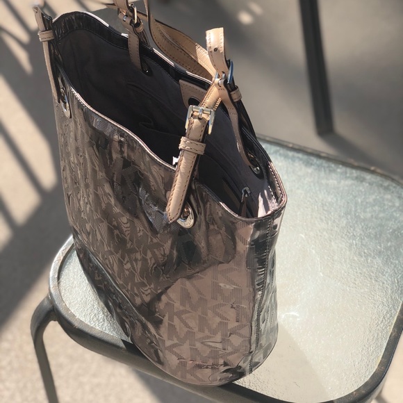 COPY - Michael Kors Purse - Metallic Signature Design - Picture 4 of 10